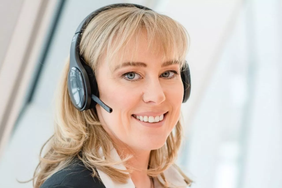 Sandra Dundler mit headset